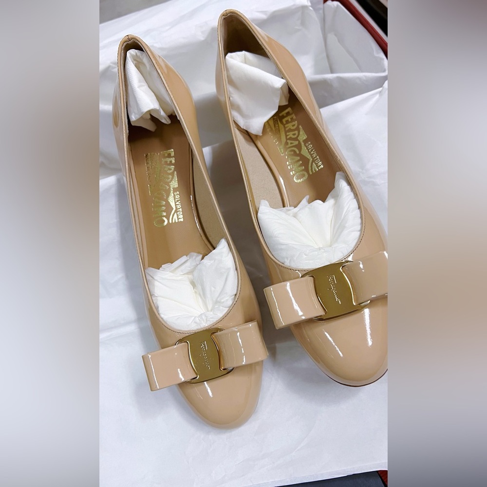 Salvatore Ferragamo Vara Bow Pump US 6.5, Amaretti/Almond